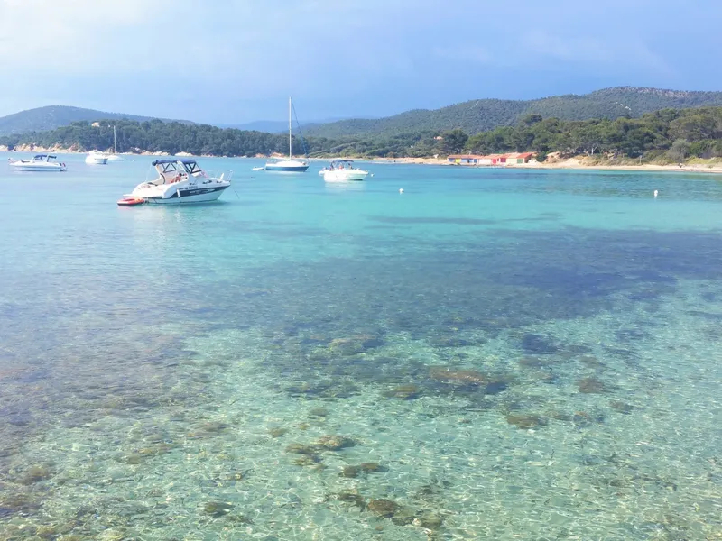 Plage de Brégançon aux eaux turquoises