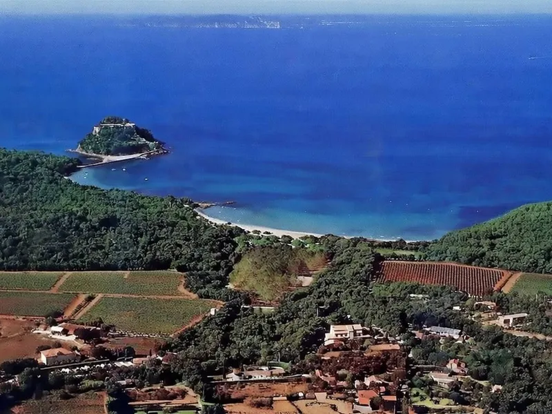 Vue aérienne de l'hôtel et de la mer