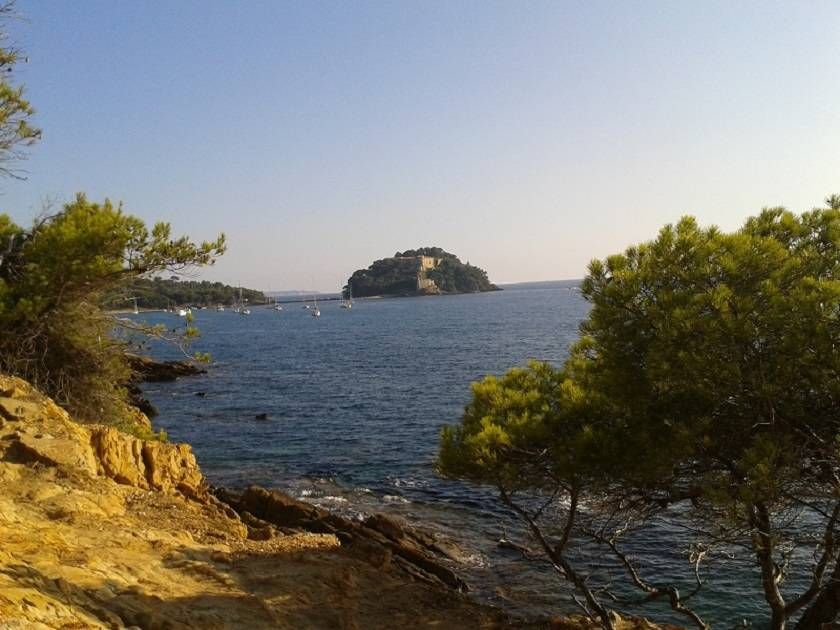 Sentiero costiero con rocce