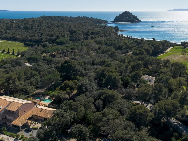 Il Forte di Brégançon visto dal cielo