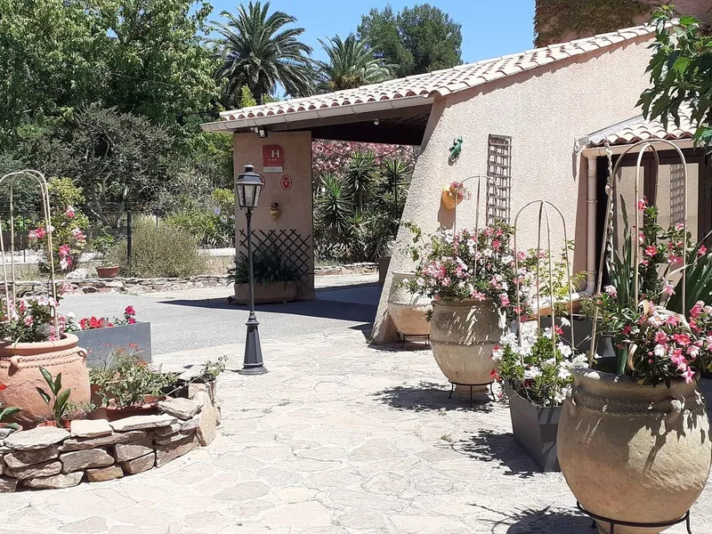 Arrivée à l'hôtel fleuri